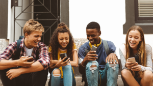 adolescentes usando dispositivos moviles juntos
