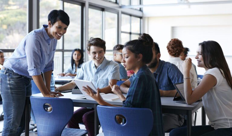 aula de clases con estudiantes aprendiendo idiomas