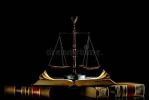 balanza de justicia sobre libros antiguos abiertas