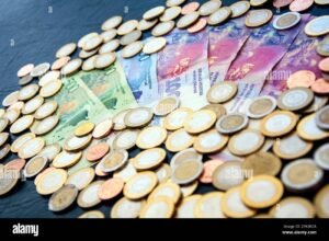 Hay cepo al dólar en Argentina y cómo afecta al mercado cambiario 38 billetes de dolar y monedas argentinas mezclados