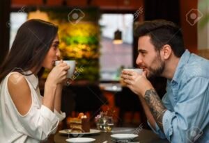 cafe acogedor con pareja disfrutando cita