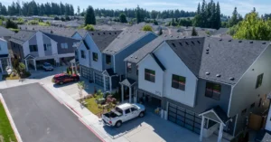 casas modernas en barrio residencial tranquilo