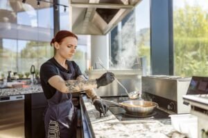 Qué ofrece IGA Flores, Instituto Gastronómico de las Américas 35 cocineros preparando platos en cocina moderna