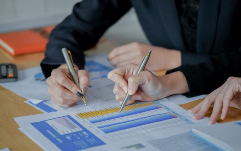 contador publico revisando documentos financieros