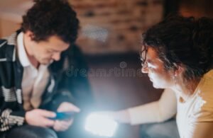 dos personas colaborando en proyecto creativo