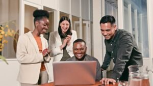 Qué Características Tienen Los Equipos De Alto Rendimiento 15 equipo colaborando en proyecto exitoso juntos