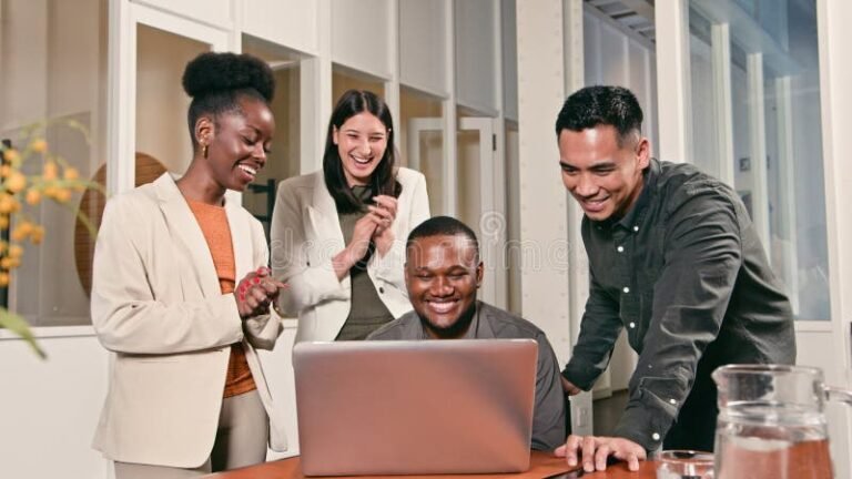 Qué Características Tienen Los Equipos De Alto Rendimiento 2 equipo colaborando en proyecto exitoso juntos