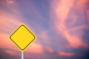 escuela vacia con cartel de aviso amanecer