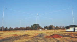 estacion de radio fm con antena rural