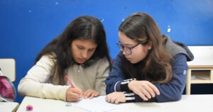 estudiantes aprendiendo en aula moderna argentina