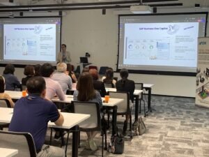 estudiantes aprendiendo sap business one en aula