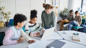 estudiantes usando laptops en aula virtual