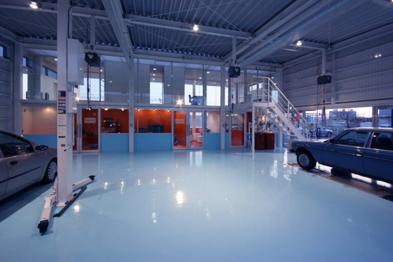 Qué servicios ofrece Llorente Automotores y cómo contactarlos