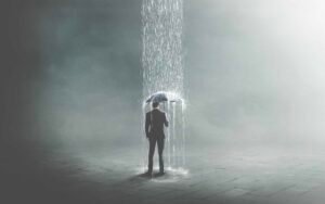 hombre bajo lluvia pensando profundamente