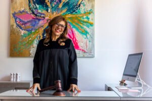 juez revisando leyes con computadora abierta