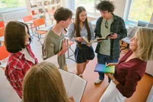 maestro inspirando a grupo de estudiantes atentos