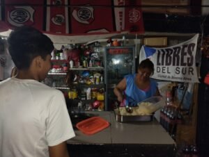 Dónde puedo donar alimentos no perecederos en Argentina 30 manos entregando alimentos no perecederos argentina