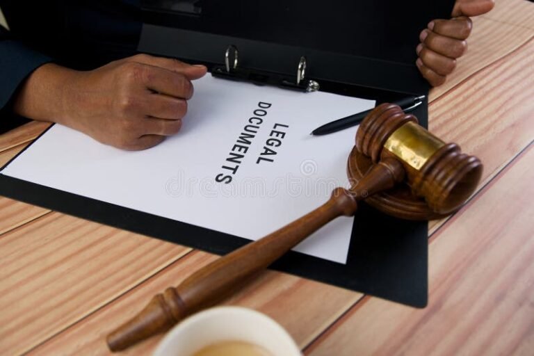 manos sosteniendo documento legal sobre mesa