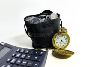 moneda y reloj sobre libro financiero abierto