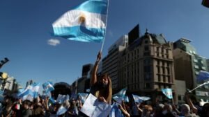 multitud en protesta con banderas argentinas