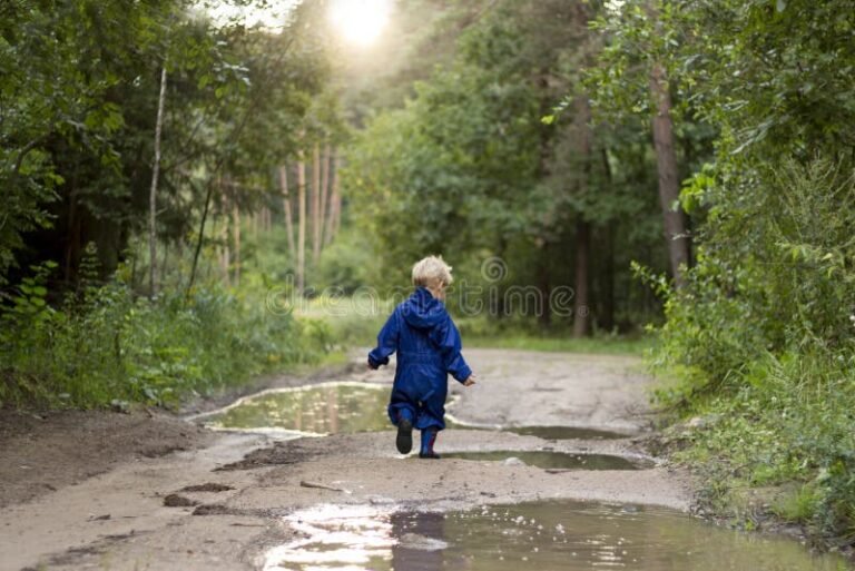 Qué significa que un niño esté bajo la lluvia en sueños