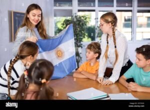 ninos en aula escolar con bandera argentina