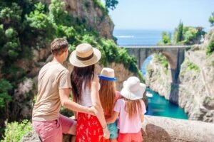 ninos explorando campo y ciudad en grupo