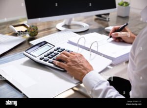 oficina de contadores trabajando con documentos financieros