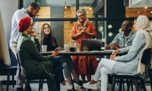 persona eligiendo multiples opciones inclusivas