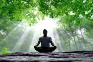 persona meditando al aire libre