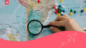 persona mirando documentos con mapa argentina