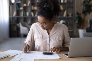 persona pagando cuentas en linea desde computadora