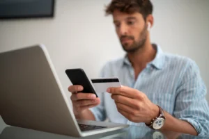 persona pagando factura con tarjeta visa