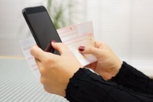 persona pagando factura con telefono movil