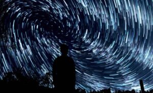 persona pensando frente al cielo estrellado