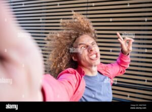 Qué significa ser un chiste viviente y cómo afecta tu humor 34 persona riendo con expresion exagerada divertida