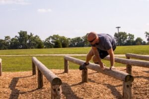 Por Qué Es Mejor Hacer Algo Que Esperar A Que Sea Perfecto 43 persona saltando un obstaculo al aire libre