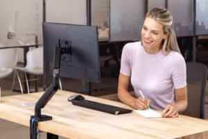 persona usando computadora para hacer pedido