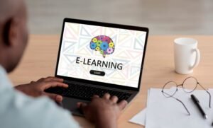 persona usando laptop con sitio web educativo