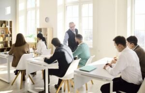personas aprendiendo en aula moderna gratuita