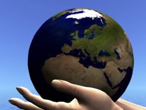 planeta tierra cuidado por manos humanas