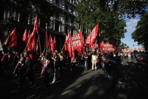 protesta callejera con manifestantes y banderas argentinas