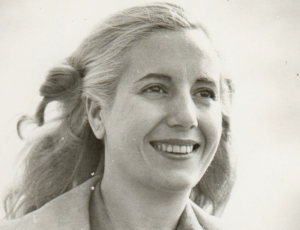 retrato clasico de actriz argentina sonriente