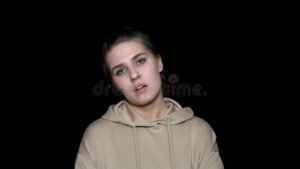 retrato melancolico femenino con fondo oscuro