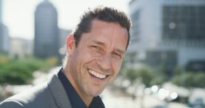 retrato profesional de hombre en ciudad urbana