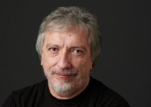 retrato profesional de periodista argentino adulto