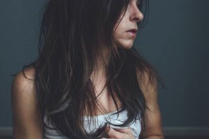 retrato reflexivo mujer pensativa luz tenue