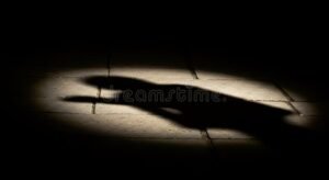 sombra misteriosa acechando en la oscuridad