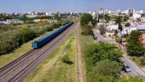 tren viajando entre ciudades argentinas paisaje