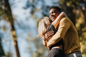 una pareja abrazandose amorosamente al aire libre